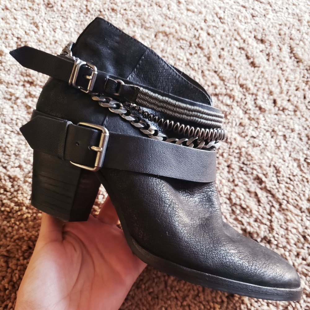 Dolce Vita Yasmina Ankle Boots in Onyx